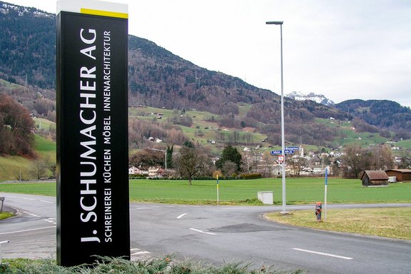 J.Schumacher - Werbung direkt an der Strasse Stele, Strassenwerbung, Signale
