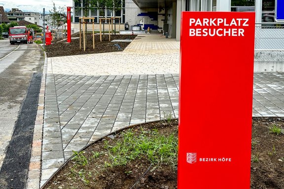 Rathaus Freienbach - unbeleuchtete Stele Stele, Werbung, Signalisation