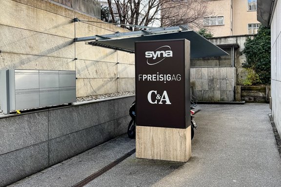 Syna - Pylon auf Betonsockel Vollacryl, Aluminium, Betonsockel