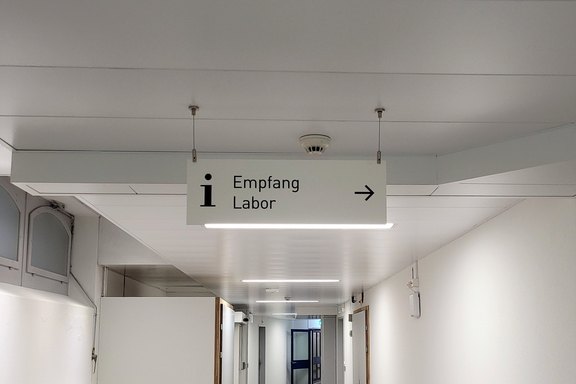 Hängende Schilder, Druck