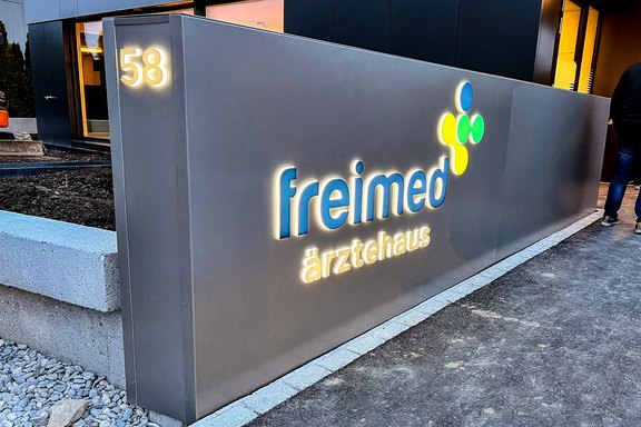 Pylon und Leuchtreklame