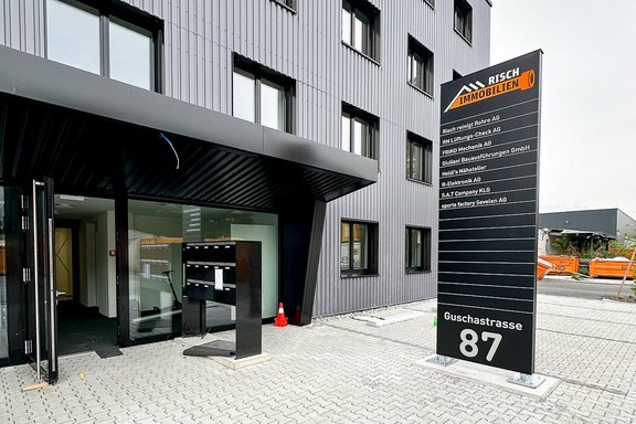 Risch reinigt Rohrer - Mieteranschrift mittels Stele Stele, Aluminium, lackiert, Mieteranschrift