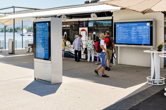 digitaler Fahrplan, Bildschirmanzeige, digitale Werbung