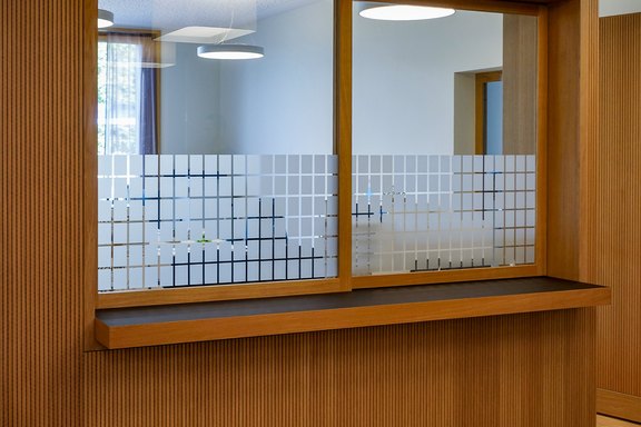 Glasbeschichtung am Empfang Büelriert_Glasbeschichtung_Empfang.jpg