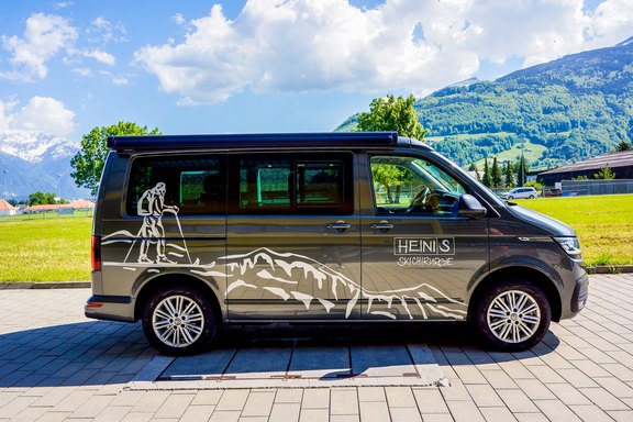 Heinis Skichirurgie - Fahrzeugbeschriftung Skizzenstil, modern, Folie