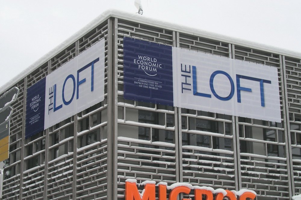 WEF Davos, Banner, Fassade,Spanngummi
