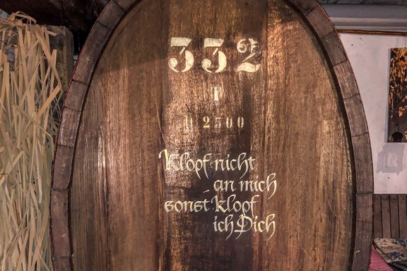 Kalligraphie direkt auf einem Weinfass Fassgravur
