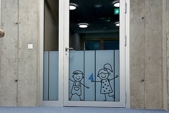 Kindergarten, Glasbeschichtung dekoratiever Sichtschutz