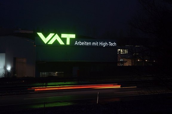 Nachtwirkung, Texte, Logo, leuchtend