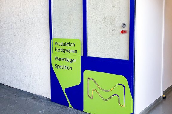 Eingangsbeschriftung mit Folie Merck_Eingangsbeschriftung.jpg