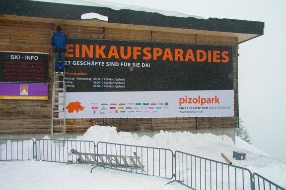 Pizolpark - Megabanner verspannt an Stahlseil Montage, Stahlseil