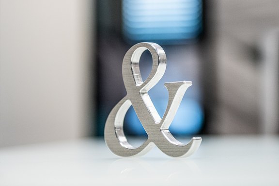 Aluminium Schrift gefräst Aluminium, geschliffen, gefräst, Reliefschrift