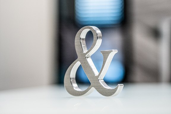 Aluminium, geschliffen, gefräst, Reliefschrift