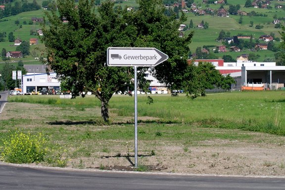 freistehender Wegweiser, Richtungszeiger, Hinweise