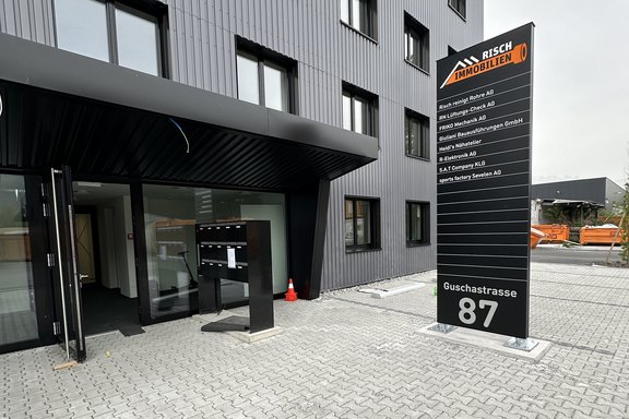 Stele, Aluminium, lackiert, Mieteranschrift